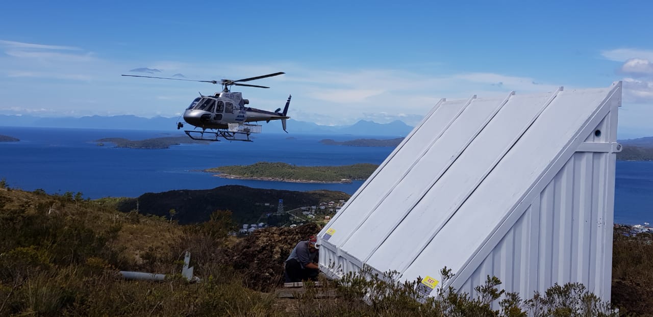 Instalación de Radio Lodge™ con helicóptero en ubicación remota con fiordos patagónicos