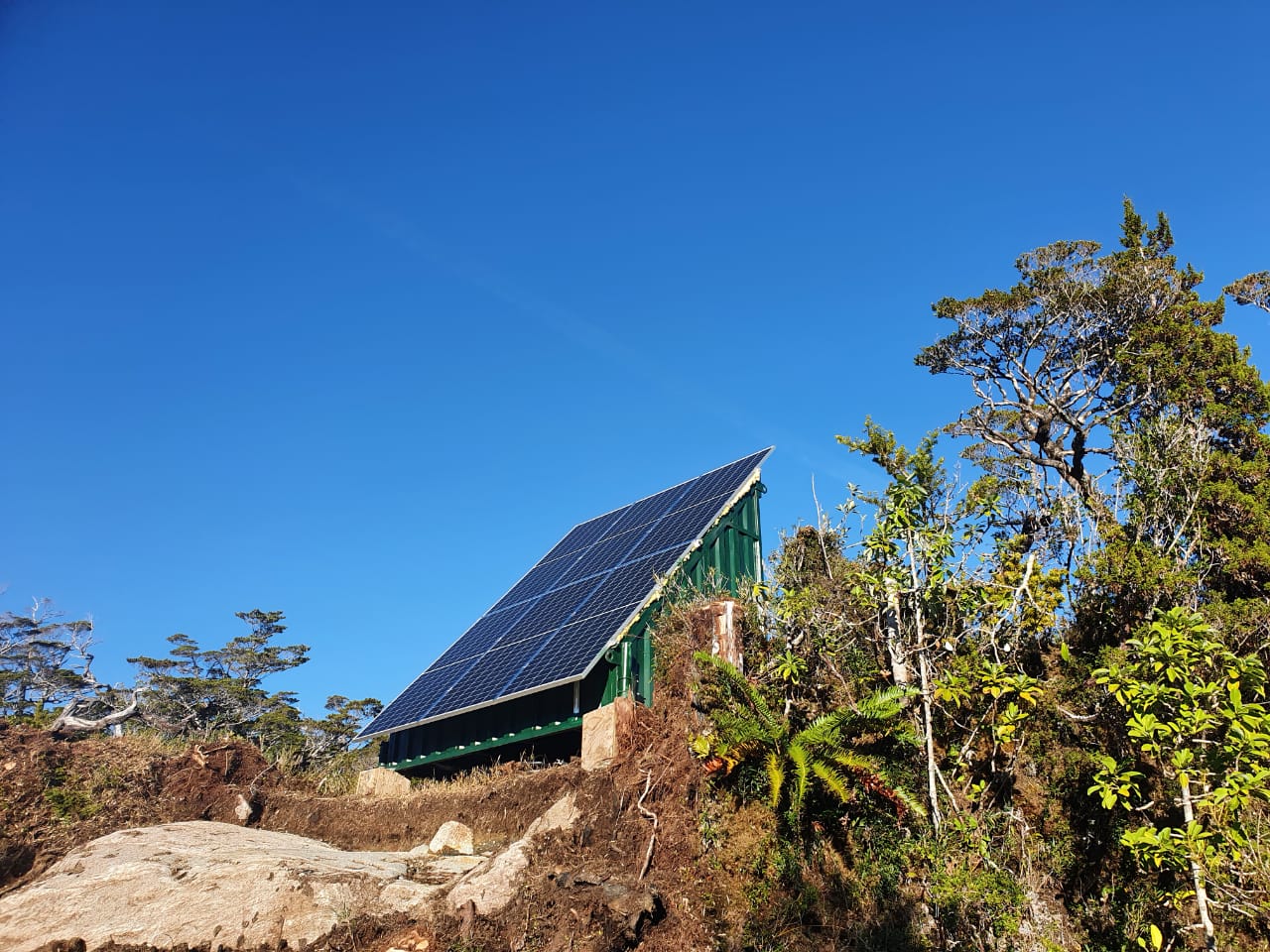 Radio Lodge™ con paneles solares instalado en ambiente natural